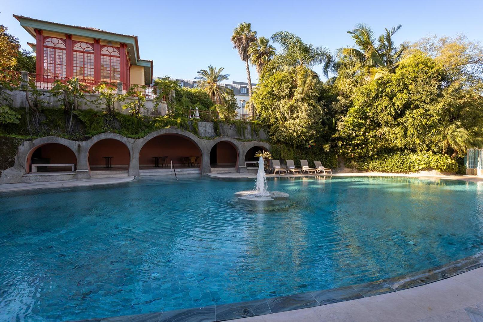 Pestana Palace Lisboa Hotel & National Monument - The Leading Hotels Of The World Dış mekan fotoğraf The swimming pool at the hotel