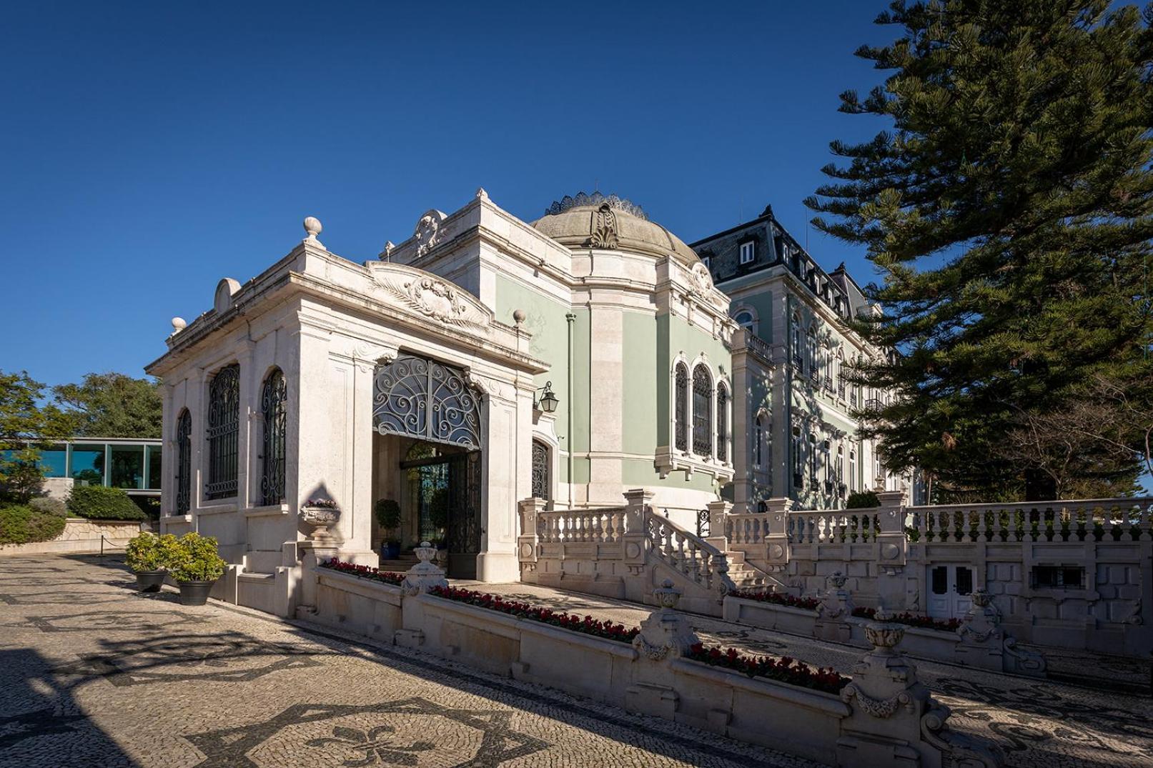 Pestana Palace Lisboa Hotel & National Monument - The Leading Hotels Of The World Dış mekan fotoğraf The entrance to the chapel of the cemetery