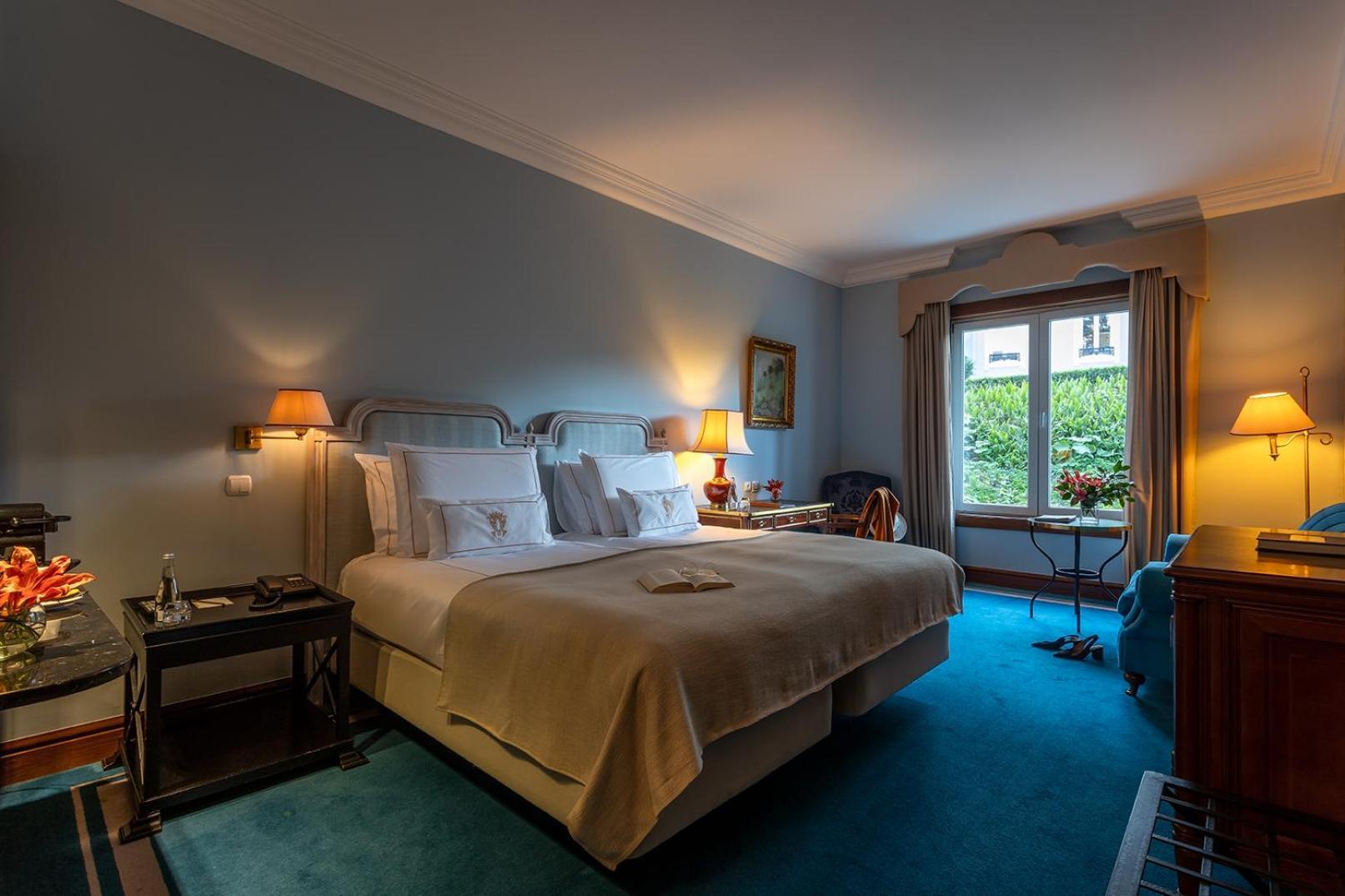 Pestana Palace Lisboa Hotel & National Monument - The Leading Hotels Of The World Dış mekan fotoğraf A room at the Hotel de Crillon