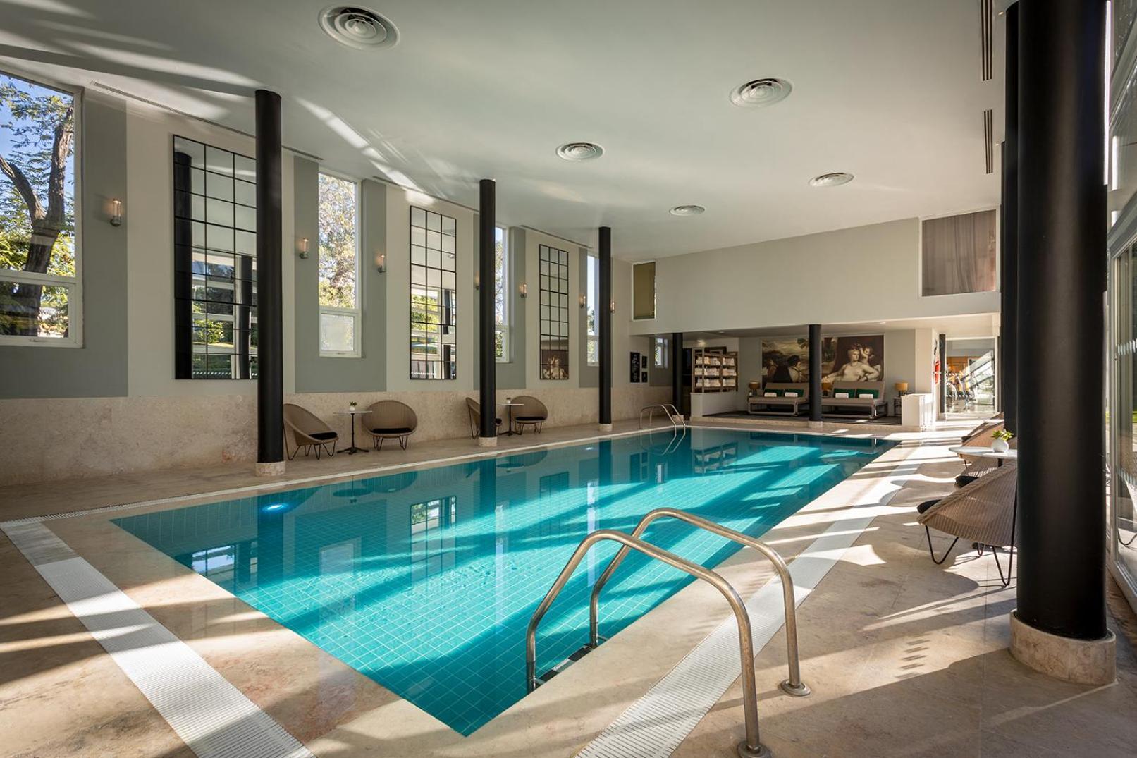 Pestana Palace Lisboa Hotel & National Monument - The Leading Hotels Of The World Dış mekan fotoğraf The swimming pool at the hotel